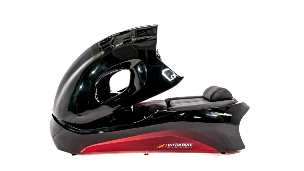 Hombre usando INFRABIKE® — entrenamiento en gravedad cero España