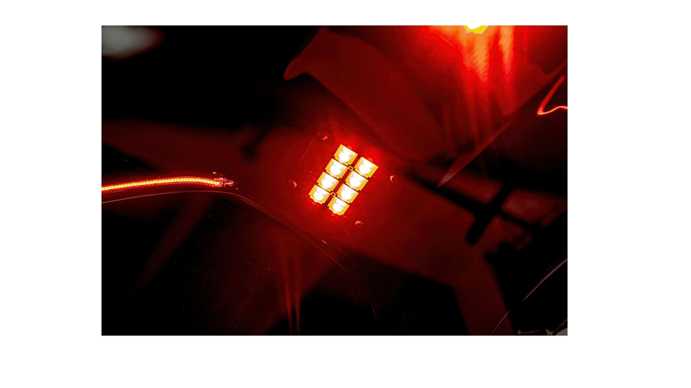 Hombre relajado en la máquina INFRABIKE® — cero fatiga, listo para trabajar